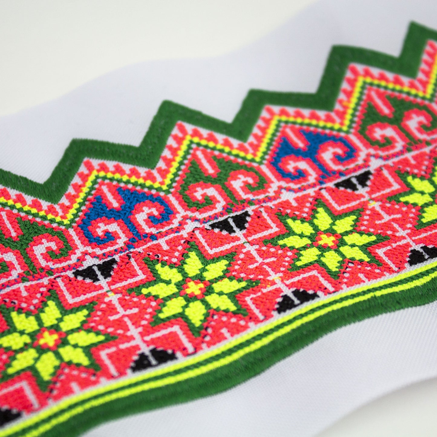 Paaj Ntaub - A2 Flower Hearts with Green Trim