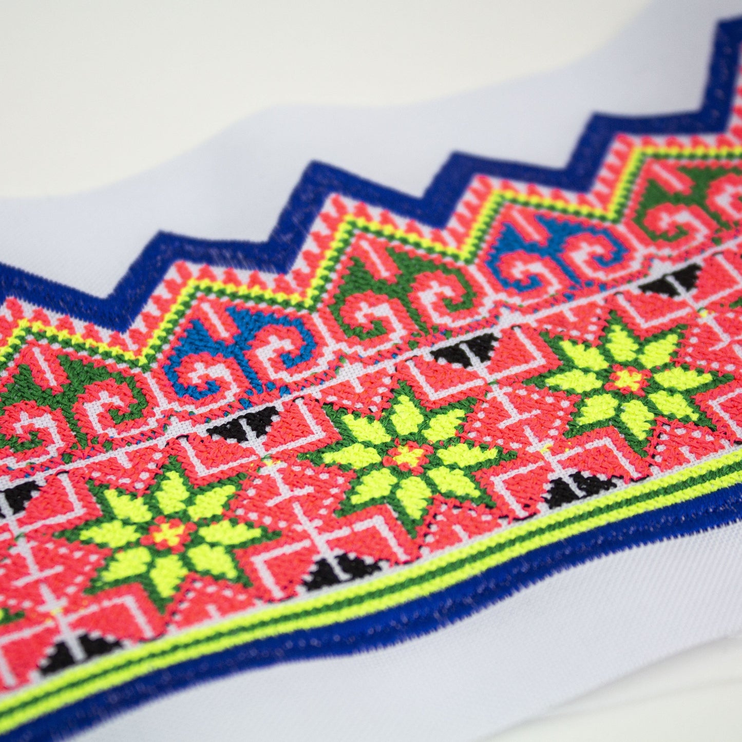 Paaj Ntaub - A4 Flower Hearts with Blue Trim