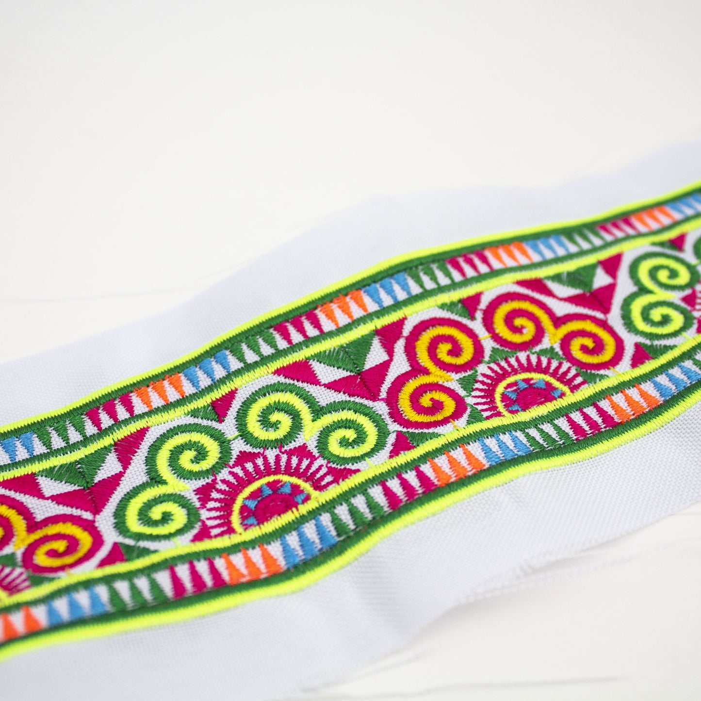Paaj Ntaub - B2 Green & Red Half Elephant Foot (White)