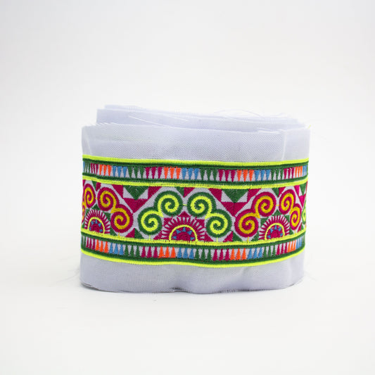 Paaj Ntaub - B2 Green & Red Half Elephant Foot (White)