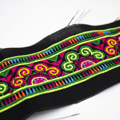 Paaj Ntaub - B3 Green & Red Half Elephant Foot (Black)